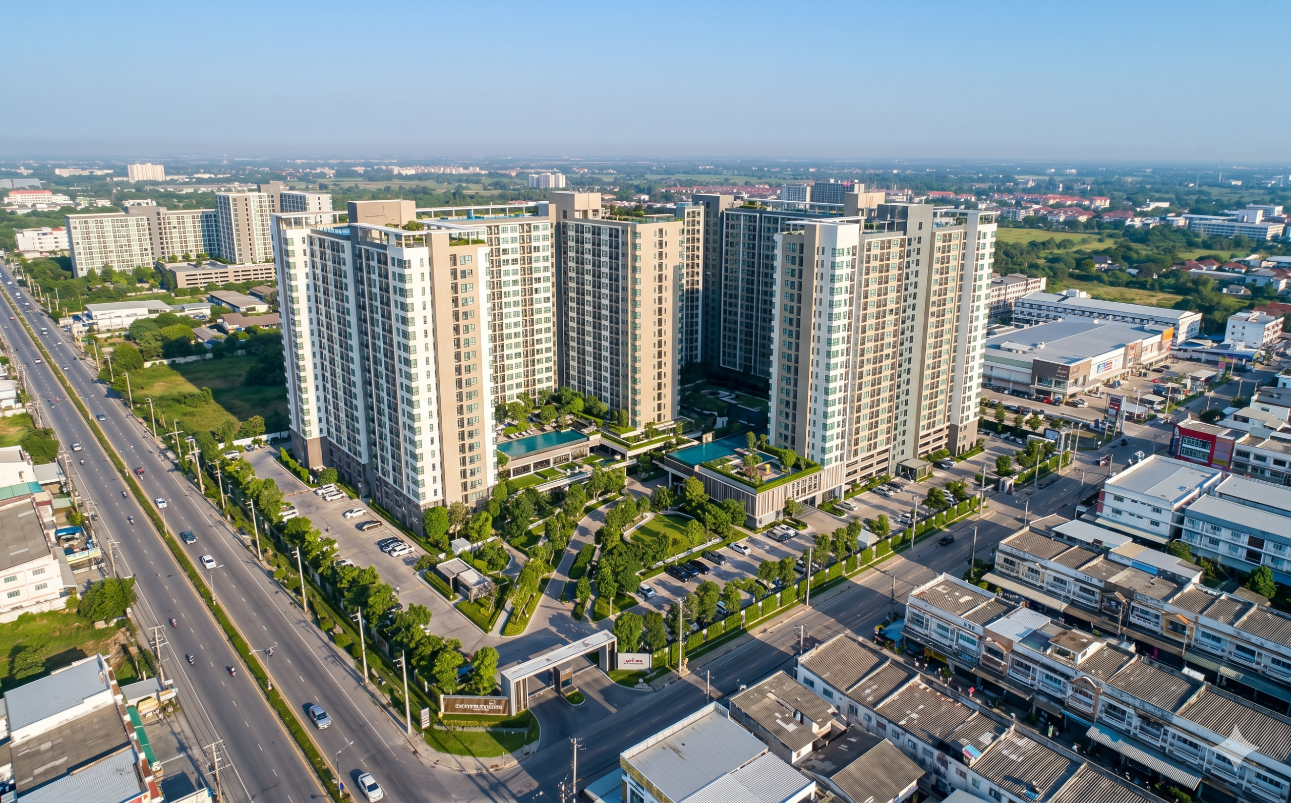 ภาพมุมสูงจากโดรนแสดงคอนโดมิเนียมพร้อมสภาพแวดล้อมโดยรอบในคัตเดียว