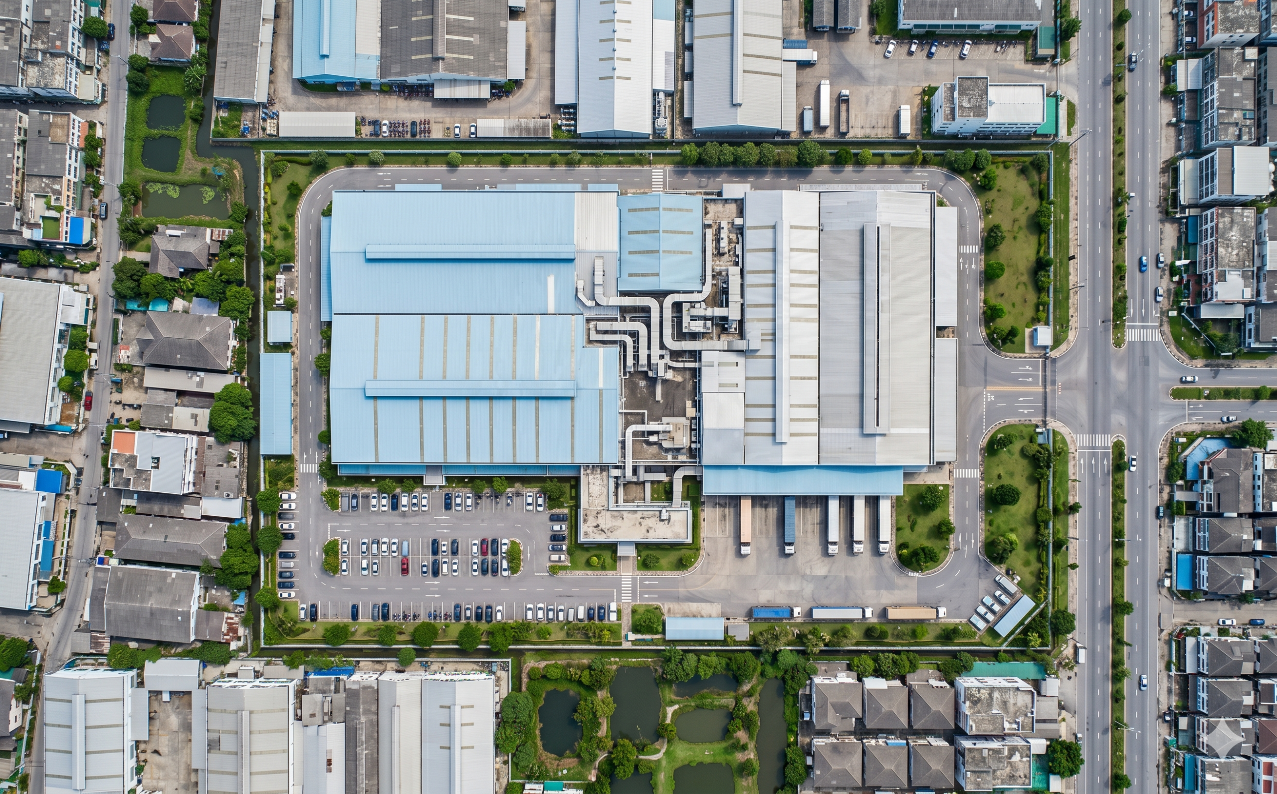 เทคนิค Bird's Eye View ถ่ายจากด้านบนตรงๆ แสดงภาพรวมโรงงาน
